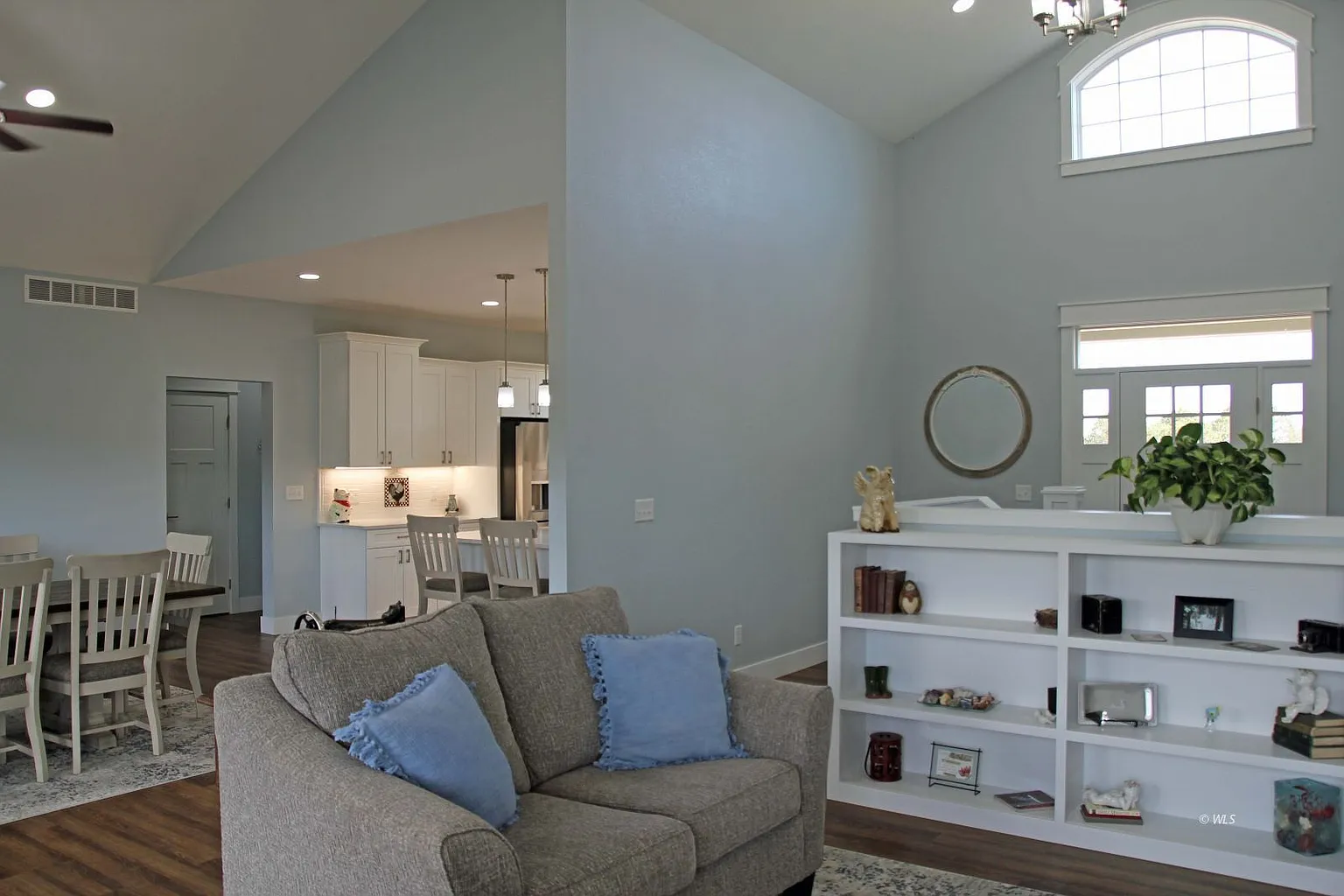 PL-Vaulted entryway